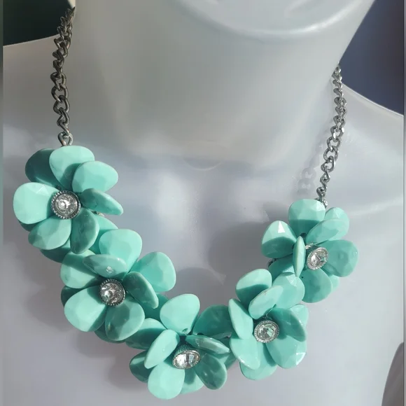 Vintage Floral Necklace - Picture 5 of 10